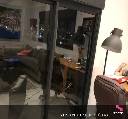 חלון זכוכית עם סדק גדול במרכזו